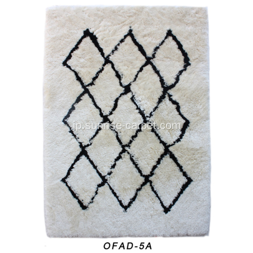 幾何学的なデザインのカーペットと柔らかいロング糸